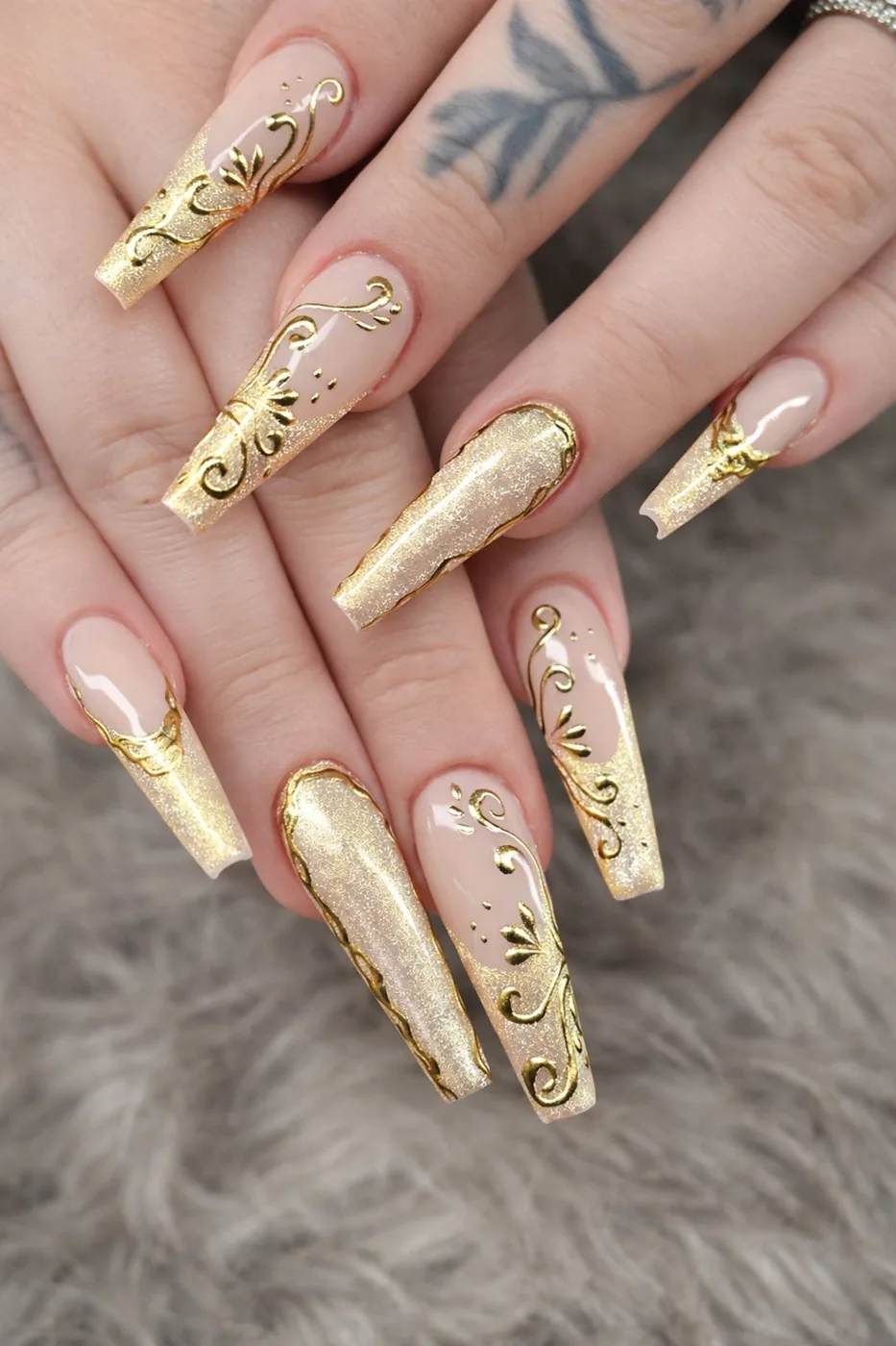 Gilded baroque nail set